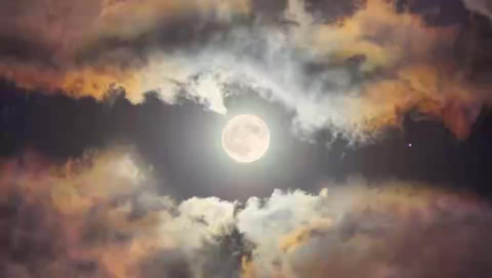 四国歌声汇聚成同一首《月亮代表我的心》，天涯共明月，同心若比邻！